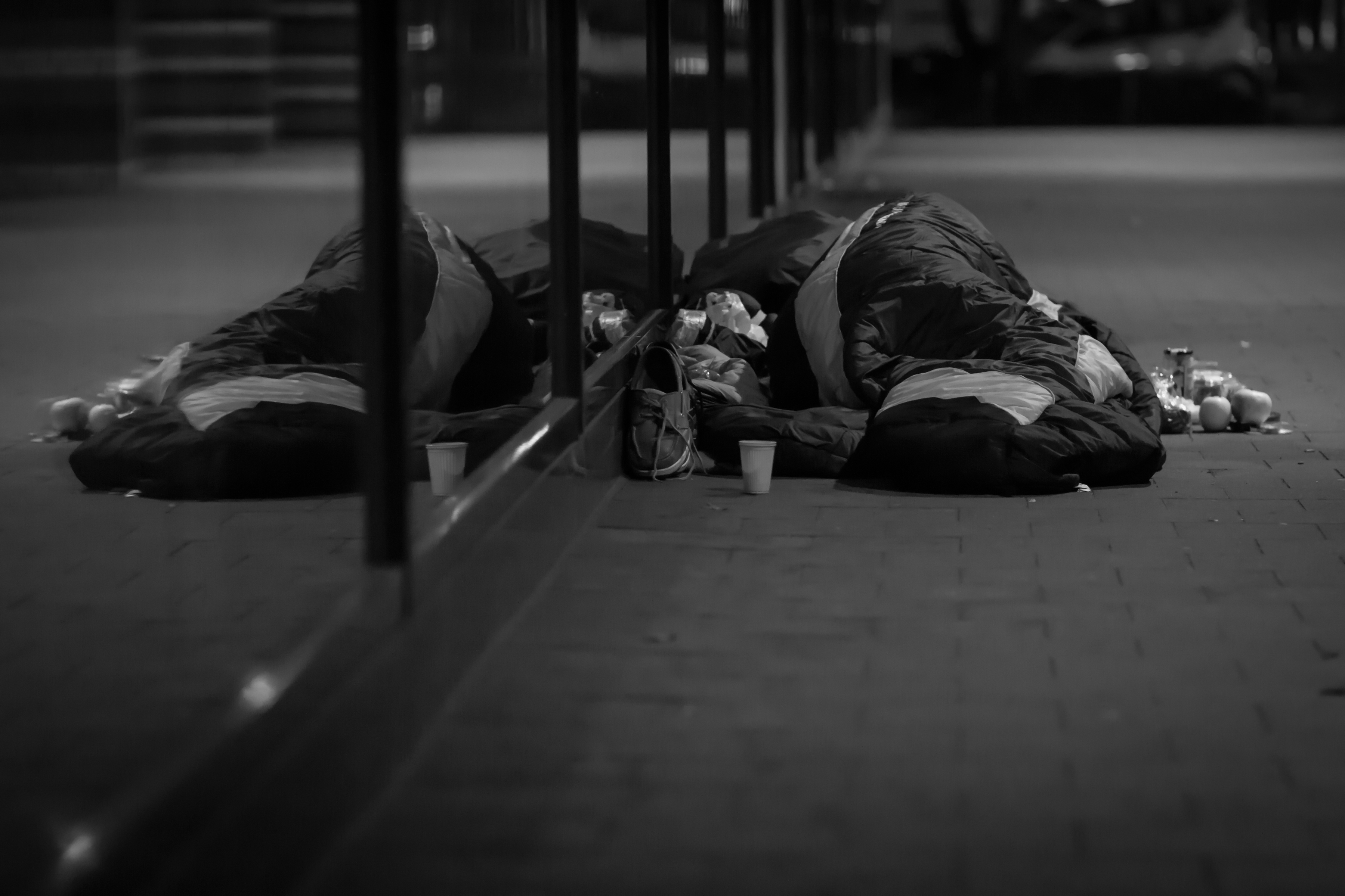 Street sleeping. Бездомные фото. Бездомные Индии спят на улице.