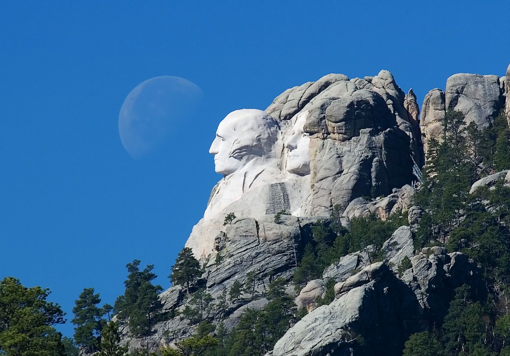 'Moon over Mount Rushmore' (Flicker - Kevin Hurley)