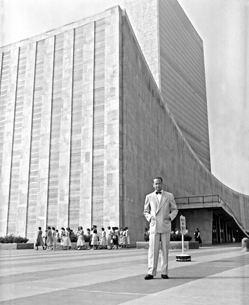 UN Secretary-General Dag Hammarskjöld in front of the General Assembly building (1950s) (Wikimedia Commons)