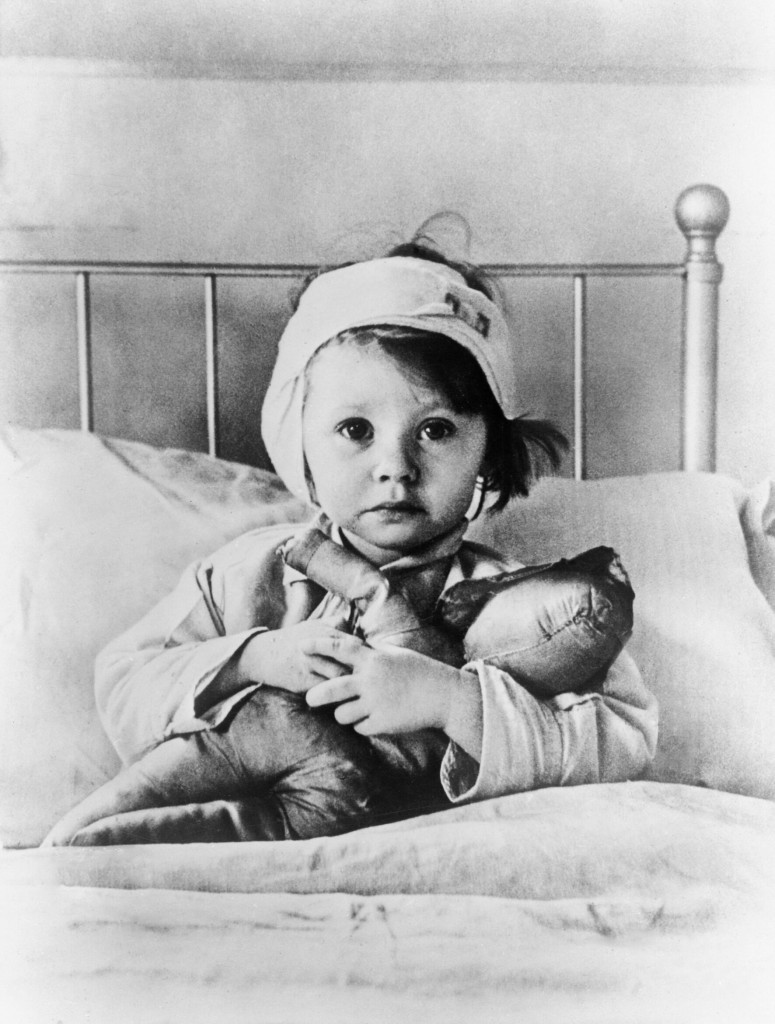 A child recovering in Great Ormond Street Hospital during the Blitz, 1940. (Source: Wikimedia Commons)